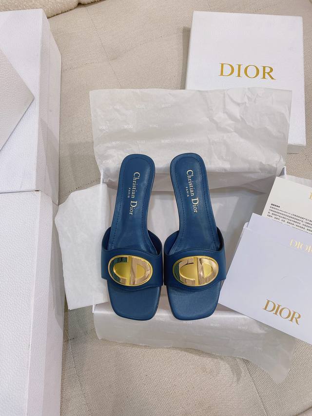 上新 低跟款 牛漆皮forever Diox Cd一字方头凉拖鞋 购入zp对比定制 原单最高版本 Zp对比做货欢迎任意对比 这款 Forever Dior 拖鞋