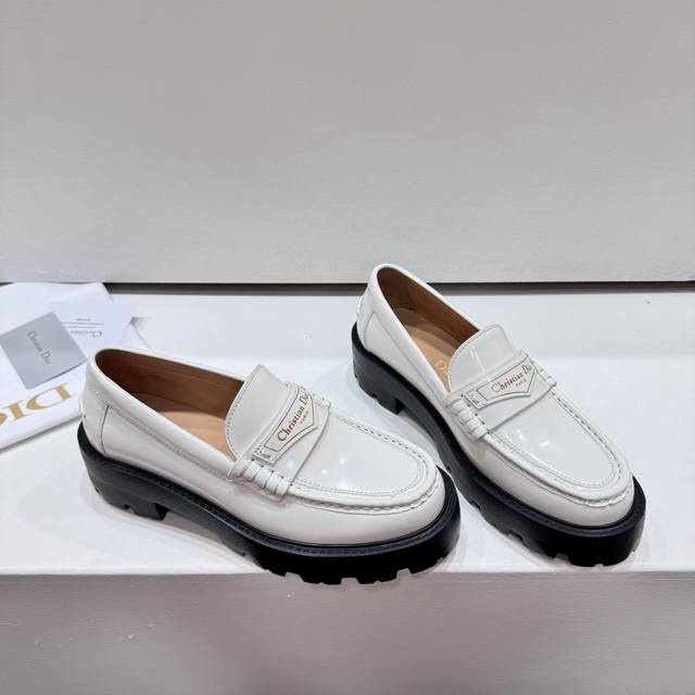 Dior 迪奥2024新款乐福鞋 全新大底厚底 版面力求打造时尚经典单品 巴黎时装周第一场分量十足的大秀场打造的新品 灵感由d主设计师巧妙结合在完美鞋型上 搭配