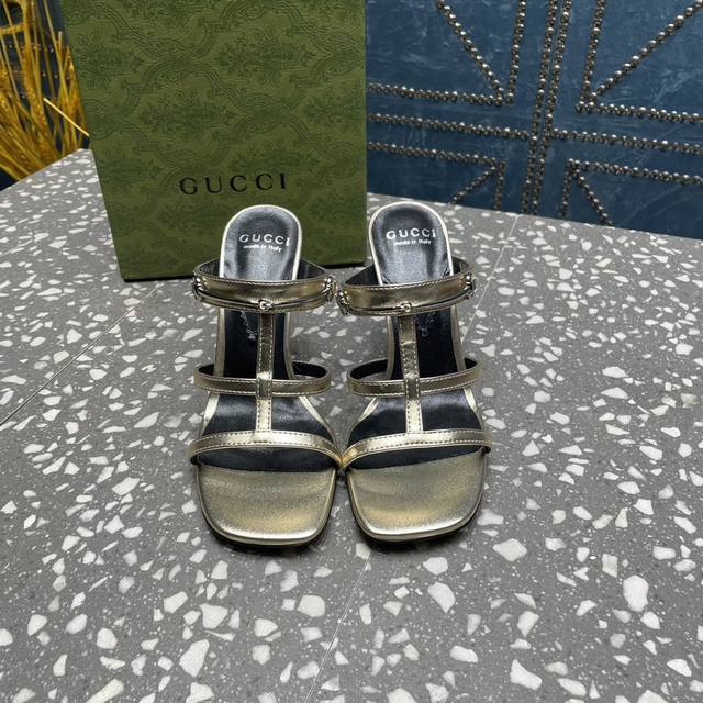 Gucci古驰最新爆款 上脚非常完美 优雅大方并且性感 鞋面:金属羊皮+牛漆皮 内里:羊皮 垫脚:羊皮 大底:真皮大底 跟高: cm Size:35-42 40
