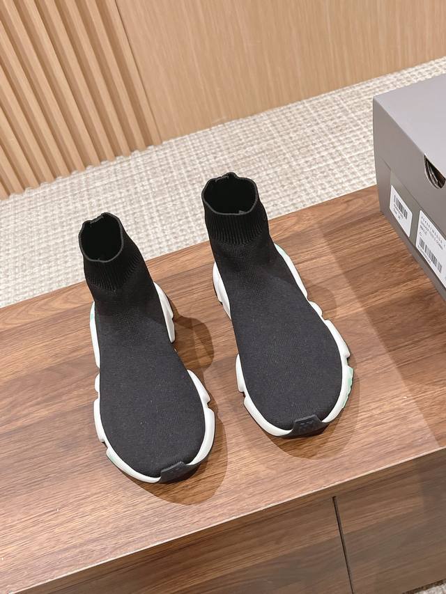 顶级 Balenciaga 巴黎世家 升级版推出speed 版本全新袜子鞋 原厂货 绝非通版 版的袜子部分可以把脚背和脚踝完全包裹起来 鞋面是原版飞织一体成型技